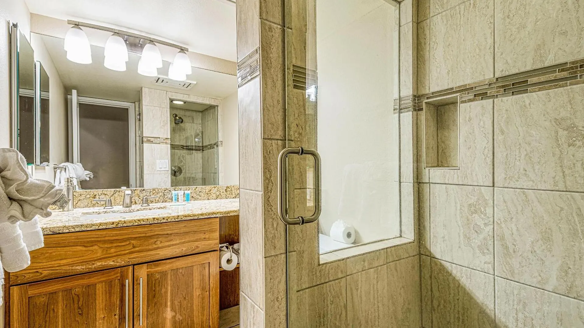 Kamaole Sands 5-303, Contemporary Reno, Ocean View Wailea  ABD